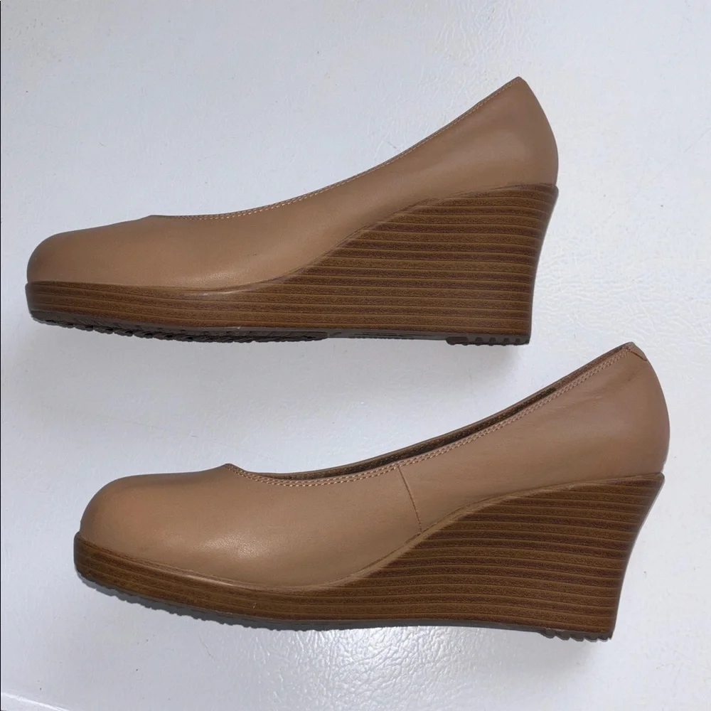 Crocs Tan Brown Wedge Dress Shoes Slip On Comfort Platform 3” Heel Women Size 8 - Picture 4 of 11